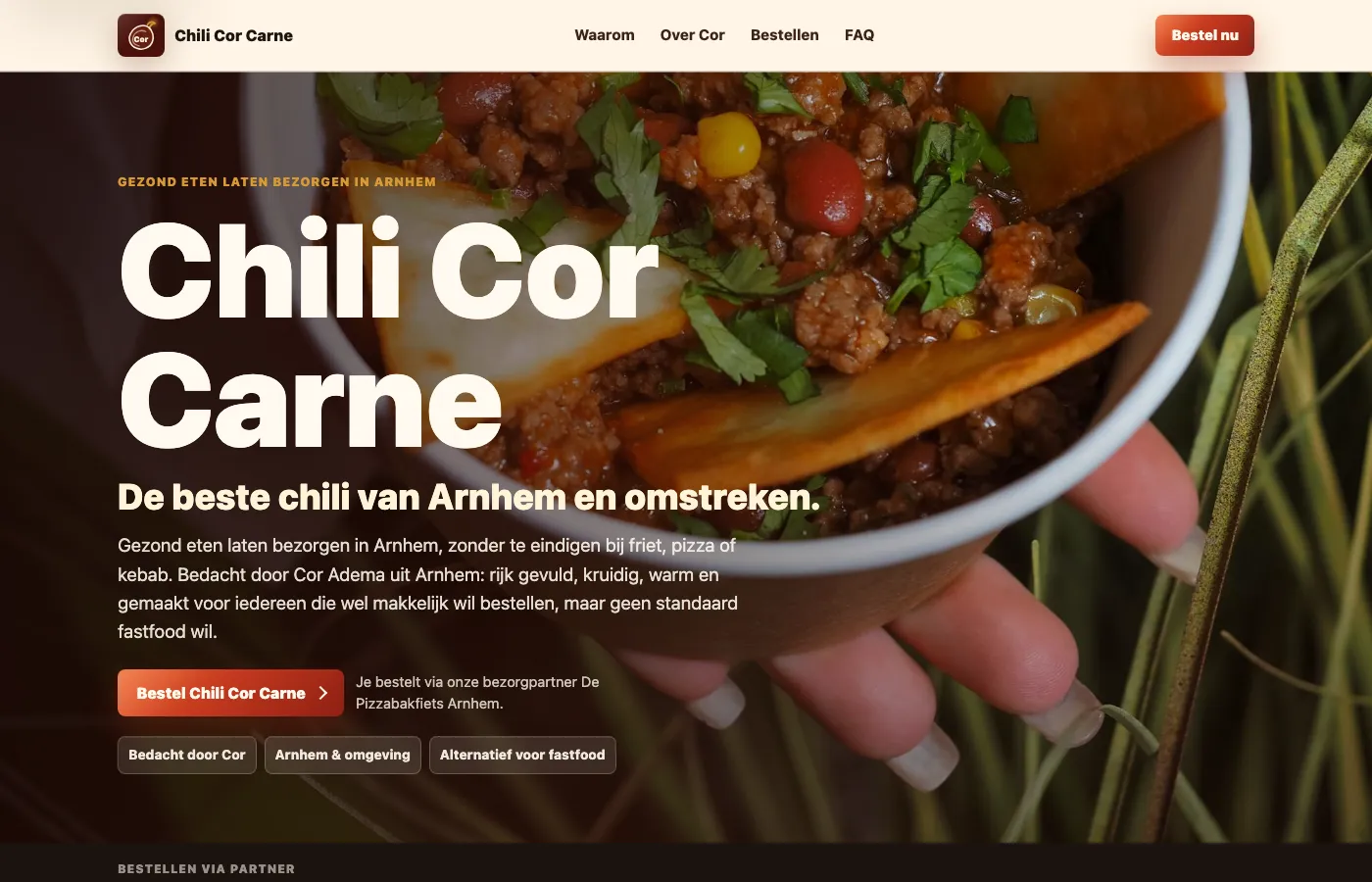De website van Chili Cor Carne: een grote foto van een kom chili met tortillachips, met daaroverheen de naam en een bestelknop.