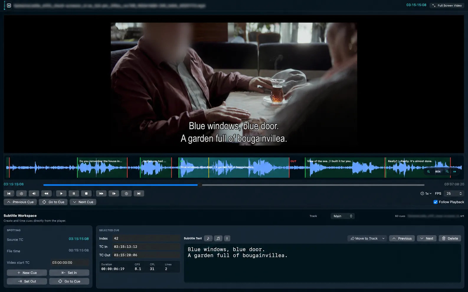 De werkomgeving van MediaText Studio: een videobeeld met ondertitel, daaronder een golfvorm waarin de cues als gekleurde blokken zijn afgebakend, met timecodevelden en bedieningsknoppen eronder.