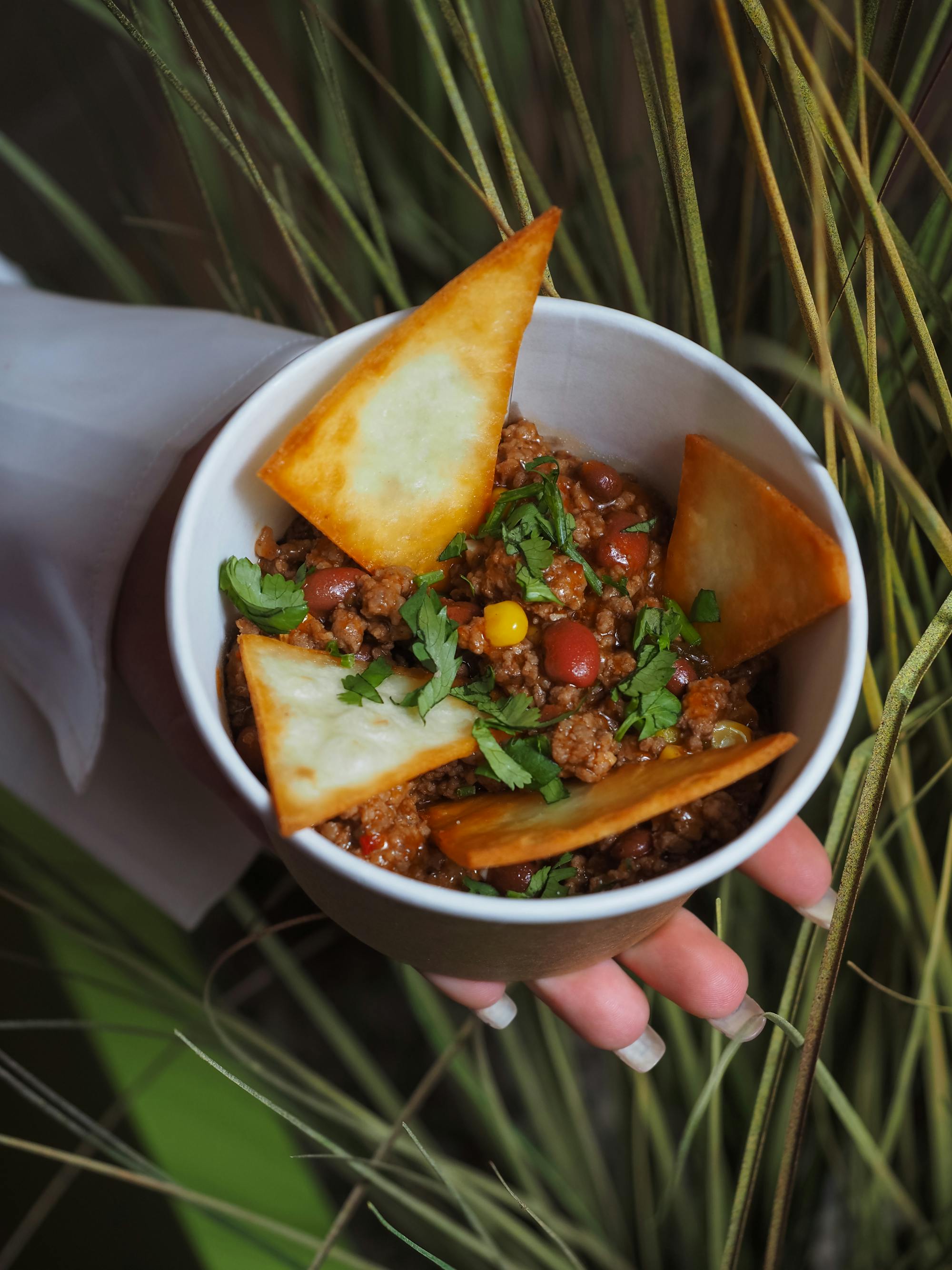 Kom rijk gevulde chili met bonen, kruiden en tortilla chips